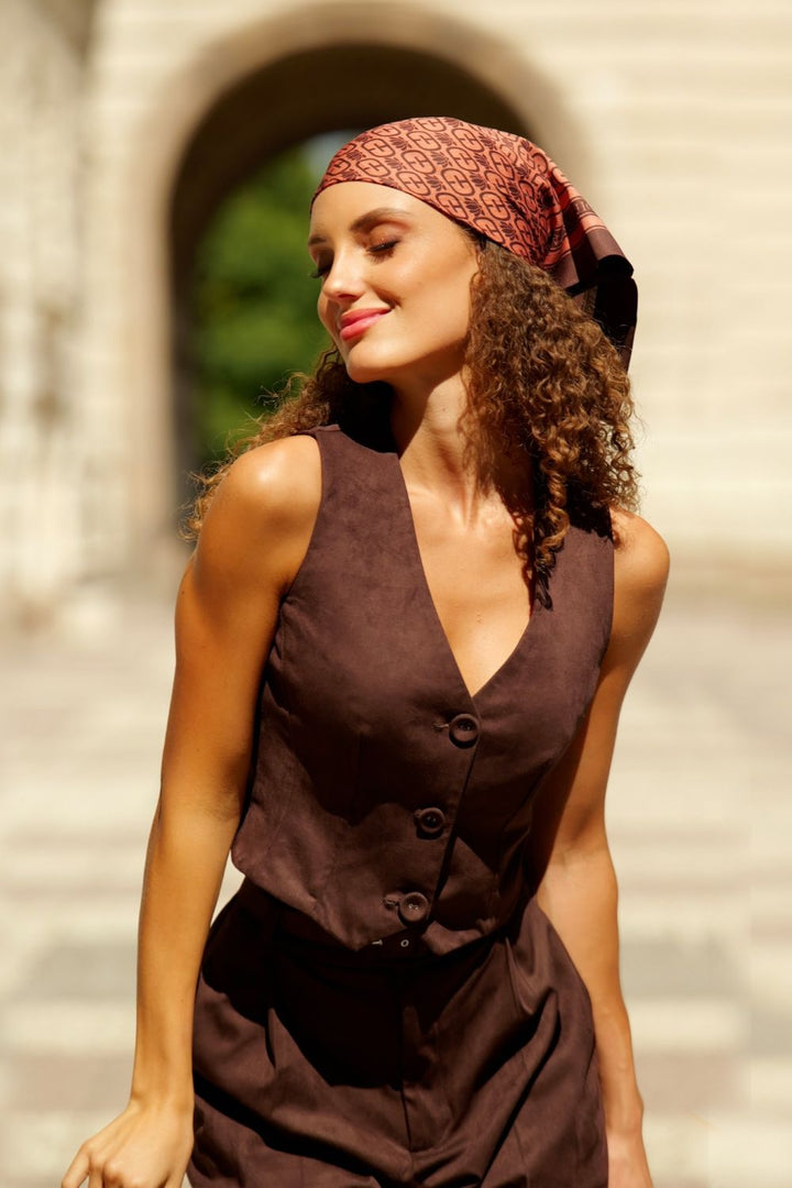 SUEDE-EFFECT VEST IN DARK BROWN - ESSENTIALS JIORO ТЪМНОКАФЯВ ЕЛЕК С ВЕЛУРЕН ЕФЕКТ - ESSENTIALS JIORO