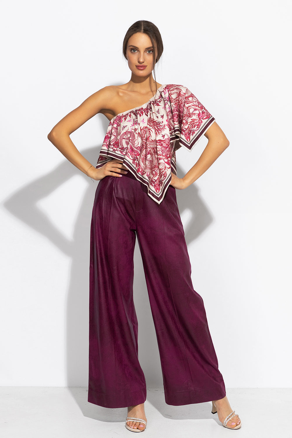 HIGH-WAISTED BURGUNDY TROUSERS – ESSENTIALS