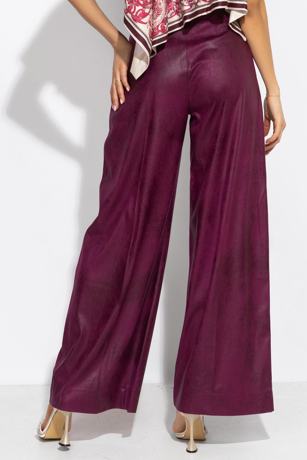 HIGH-WAISTED BURGUNDY TROUSERS – ESSENTIALS