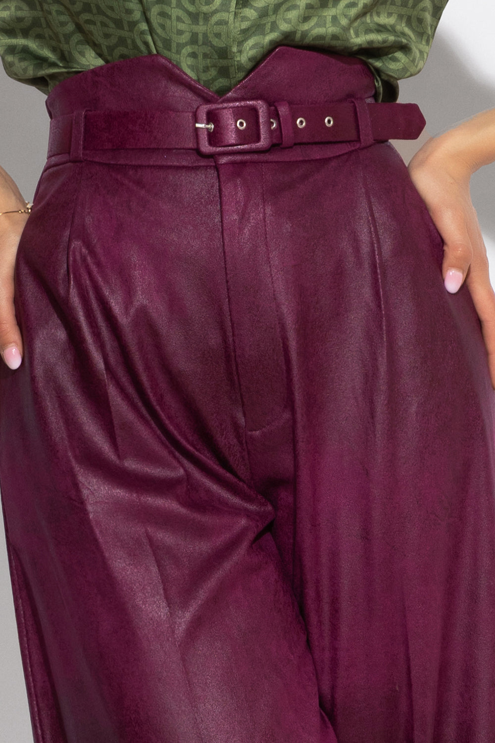 HIGH-WAISTED BURGUNDY TROUSERS – ESSENTIALS