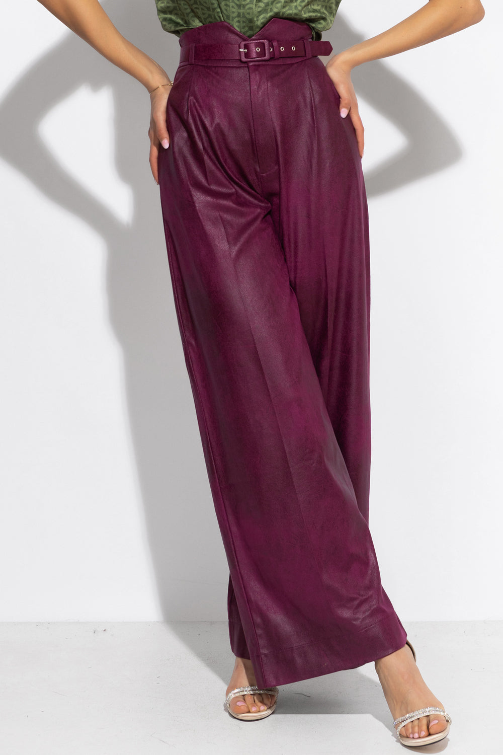 HIGH-WAISTED BURGUNDY TROUSERS – ESSENTIALS