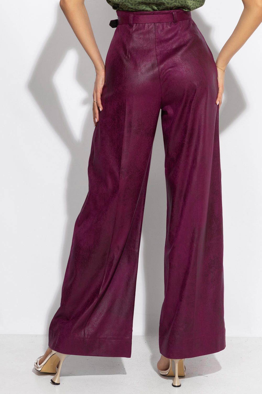 HIGH-WAISTED BURGUNDY TROUSERS – ESSENTIALS
