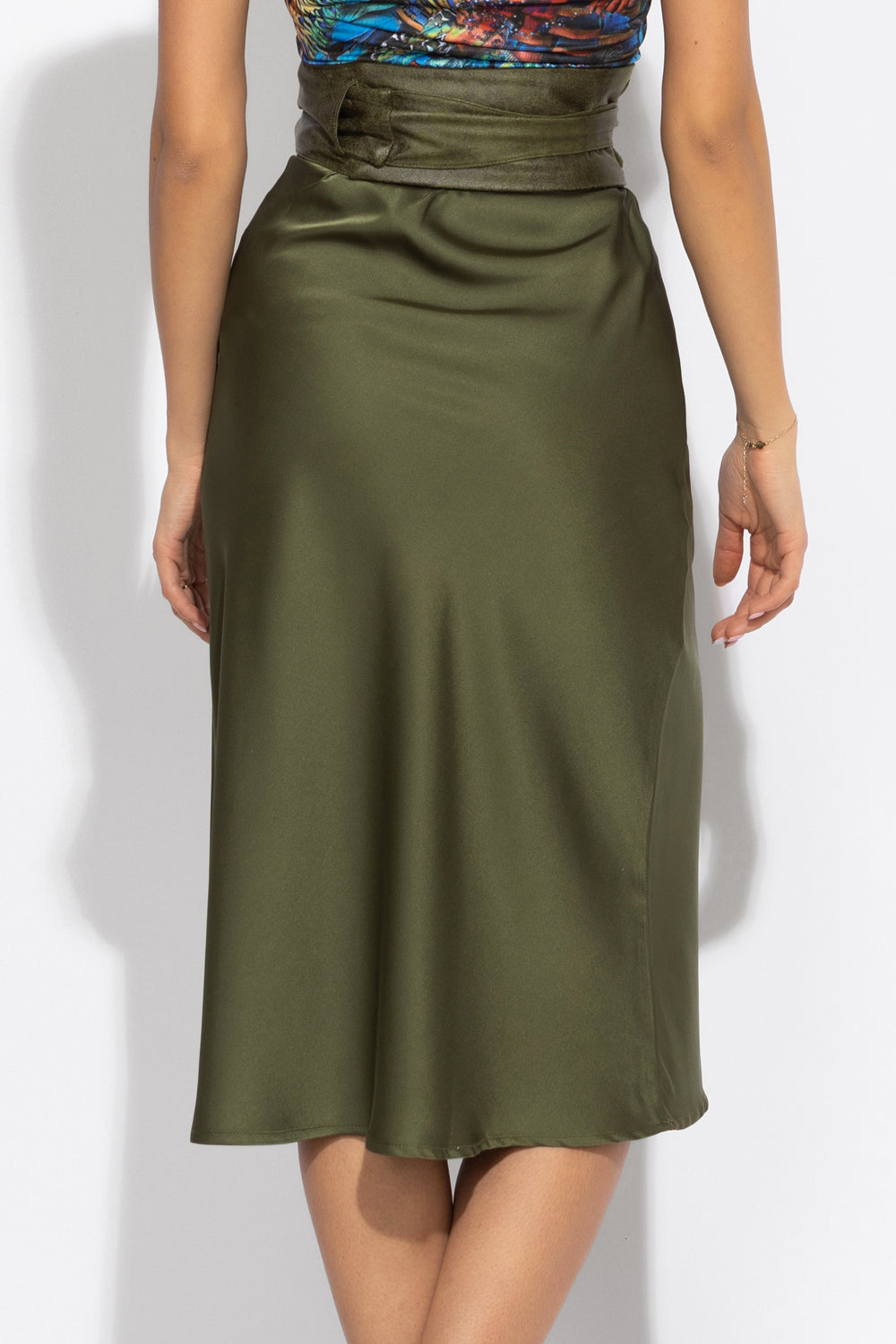 JUPE EN SATIN COUPE BIAIS AVEC CEINTURE ÉLASTIQUE VERT OLIVE - ESSENTIALS