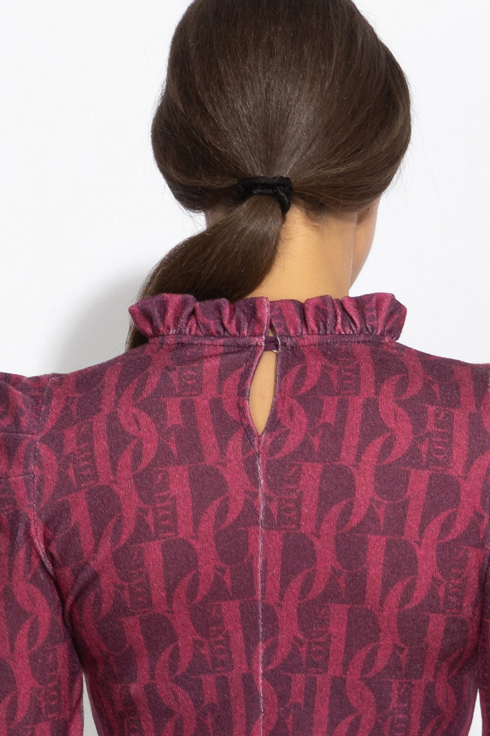 BLOUSE WITH GATHERED NECKLINE AND LOGO PRINT - BURGUNDY LOGO JIORO БЛУЗА ОТ ФИНО ПЛЕТИВО - BURGUNDY LOGO JIORO