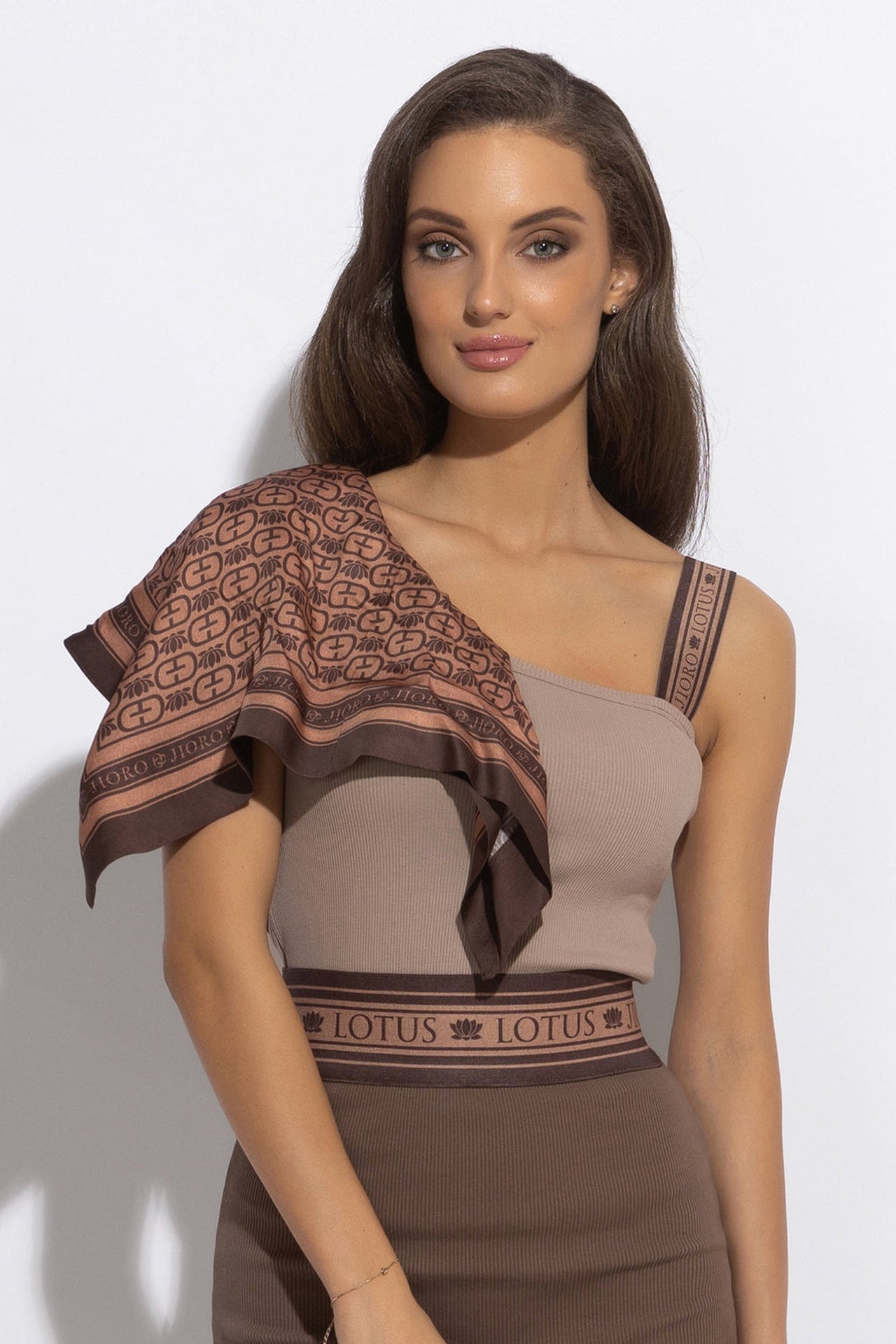 DÉBARDEUR CÔTELÉ ASYMÉTRIQUE BEIGE AVEC BRIDE ÉLASTIQUE, LOGO MOCHA MOUSSE - ESSENTIALS