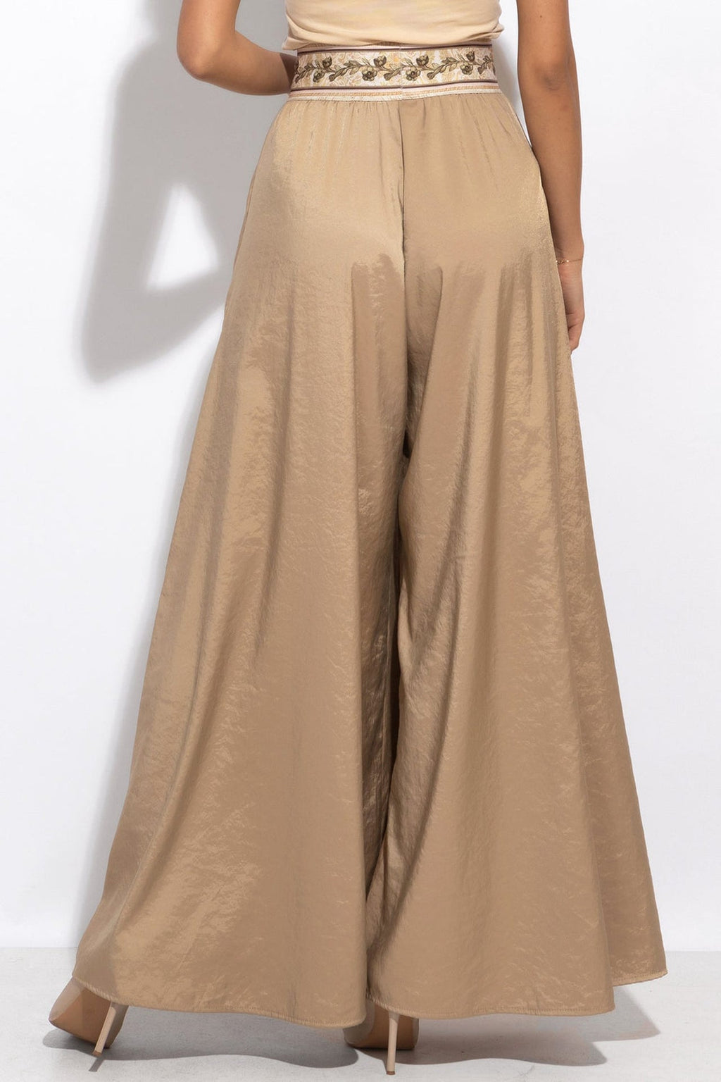 HIGH-WAISTED PANTS CUPRO TOUCH WITH SLITS IN BEIGE - ESSENTIALS
