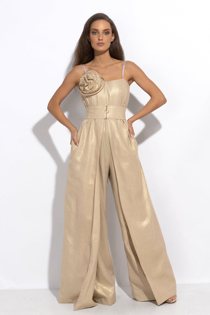 OFF-SHOULDER JUMPSUIT WITH FLORAL DETAILS IN GOLD LINEN-VISCOSE - ESSENTIALS JIORO ГАЩЕРИЗОН ОТ ЛЕН И ВИСКОЗА В ЗЛАТИСТО - ESSENTIALS JIORO