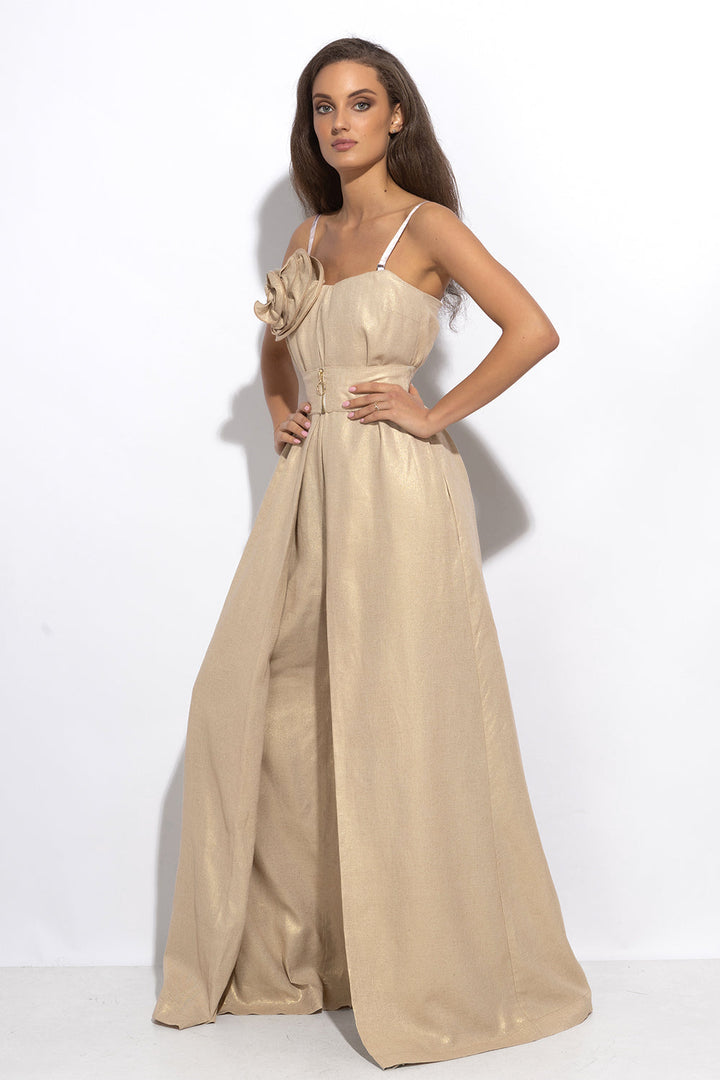OFF-SHOULDER JUMPSUIT WITH FLORAL DETAILS IN GOLD LINEN-VISCOSE - ESSENTIALS JIORO ГАЩЕРИЗОН ОТ ЛЕН И ВИСКОЗА В ЗЛАТИСТО - ESSENTIALS JIORO