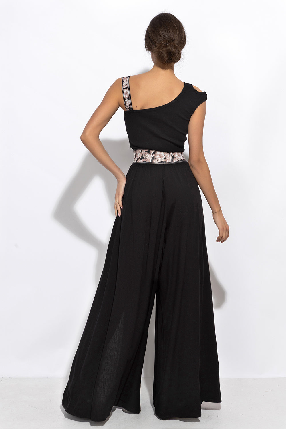 ASYMMETRICAL RIBBED TANK TOP IN BLACK WITH ELASTIC STRAP BAROQUE PEARL - ESSENTIALS