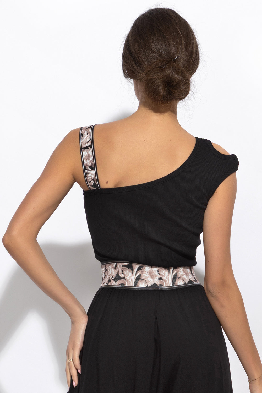 ASYMMETRICAL RIBBED TANK TOP IN BLACK WITH ELASTIC STRAP BAROQUE PEARL - ESSENTIALS JIORO АСИМЕТРИЧЕН РИПСЕН ТОП В ЧЕРНО С ЛАСТИЧНА ПРЕЗРАМКА BAROQUE PEARL - ESSENTIALS JIORO