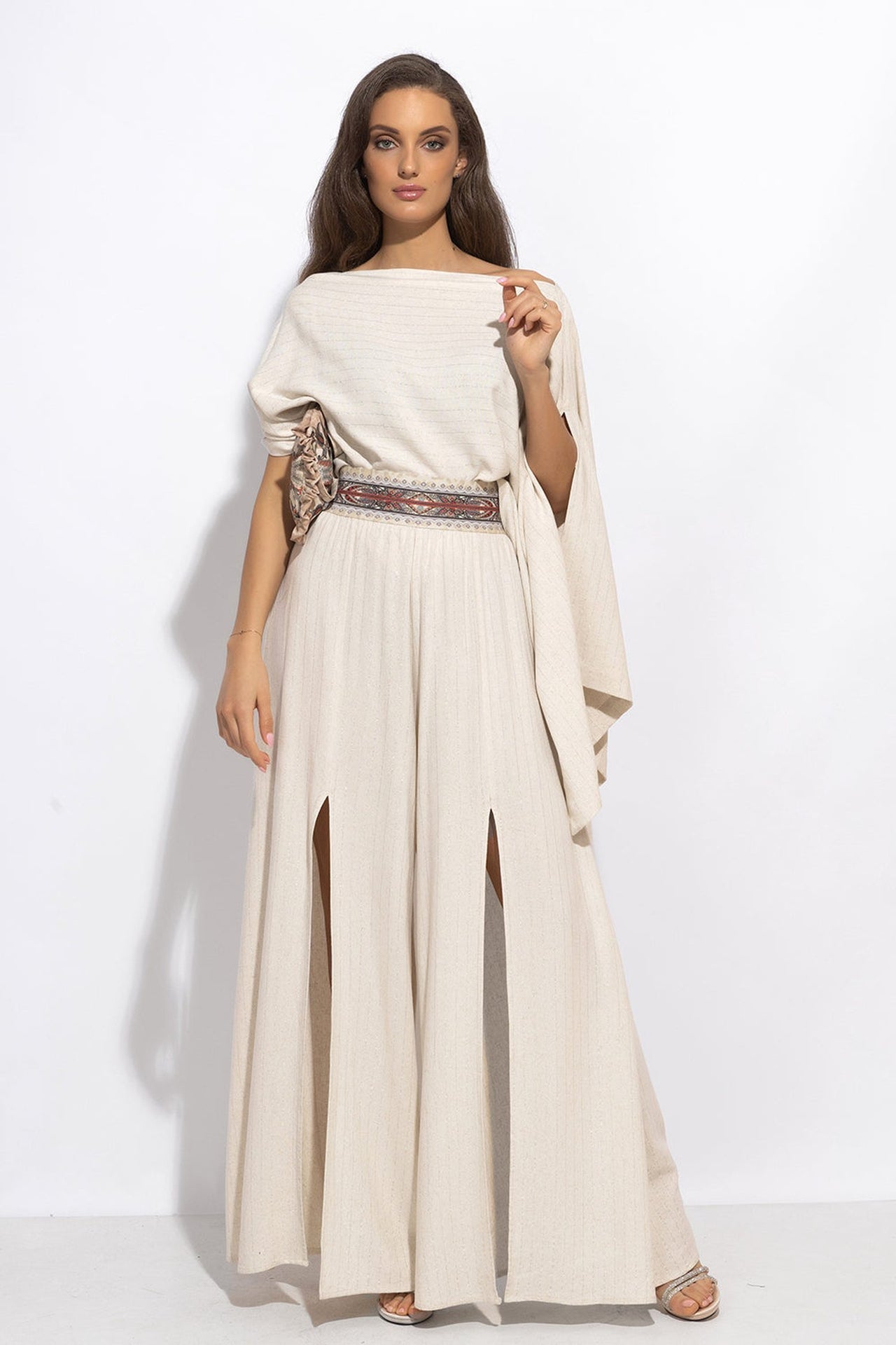 HIGH-WAISTED VISCOSE-LINEN PANTS WITH SLITS IN ECRU STRIPED - ESSENTIALS JIORO ПАНТАЛОН С ВИСОКА ТАЛИЯ ОТ ВИСКОЗА И ЛЕН СЪС СТРАНИЧНИ ЦЕПКИ В ЕКРЮ РАЙЕ - ESSENTIALS JIORO