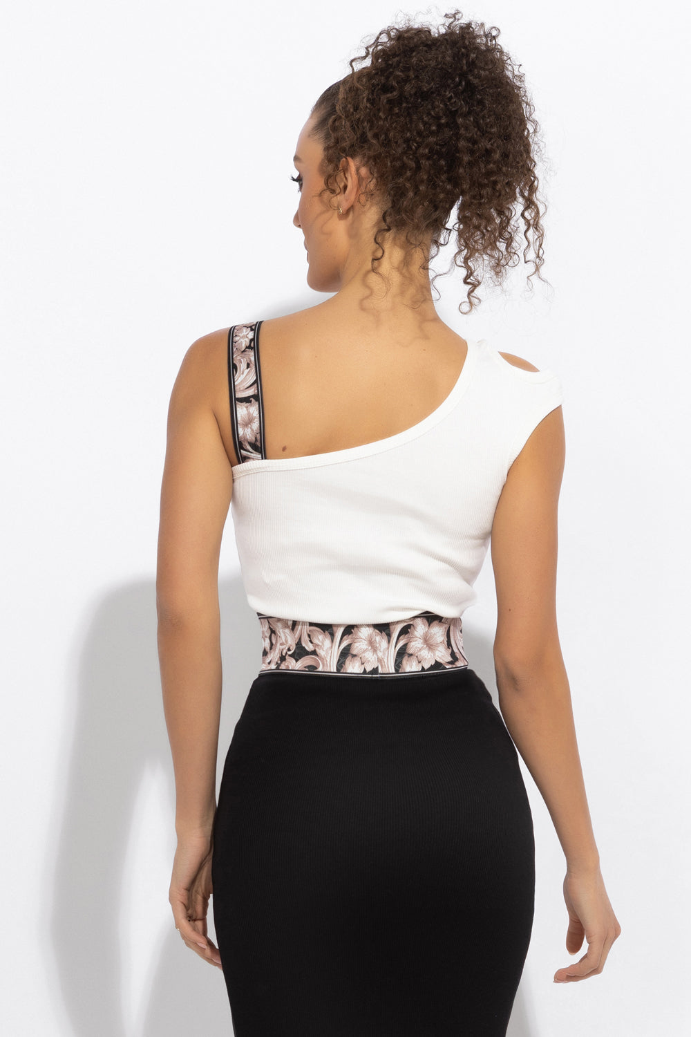 ASYMMETRICAL RIBBED TANK TOP IN WHITE WITH ELASTIC STRAP BAROQUE PEARL - ESSENTIALS JIORO АСИМЕТРИЧЕН ПОТНИК ОТ РИПС В БЯЛО С ЛАСТИЧНА ПРЕЗРАМКА BAROQUE PEARL - ESSENTIALS JIORO