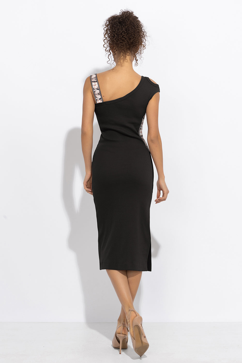 BLACK COTTON MIDI DRESS WITH ASYMMETRICAL SHOULDERS AND STRAP BAROQUE PEARL - ESSENTIALS JIORO ПАМУЧНА МИДИ РОКЛЯ С АСИМЕТРИЧНИ РАМЕНЕ И ПРЕЗРАМКА BAROQUE PEARL - ESSENTIALS JIORO