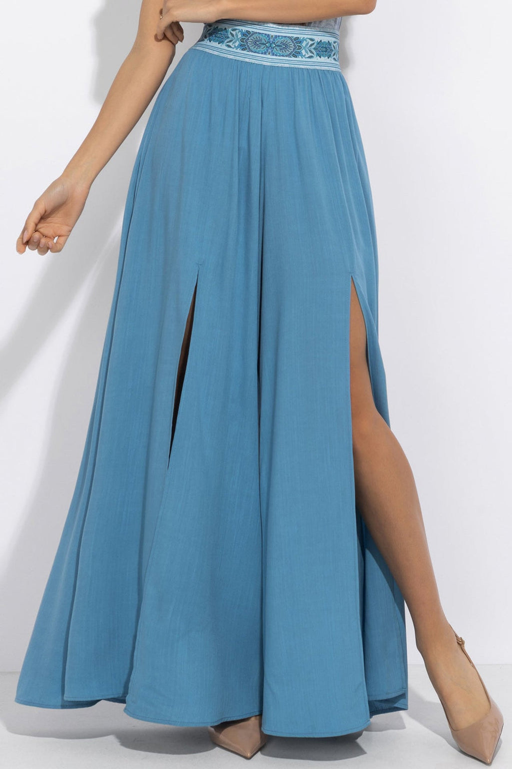 PANTALON EN VISCOSE BLEU CIEL AVEC FENTES - ESSENTIALS