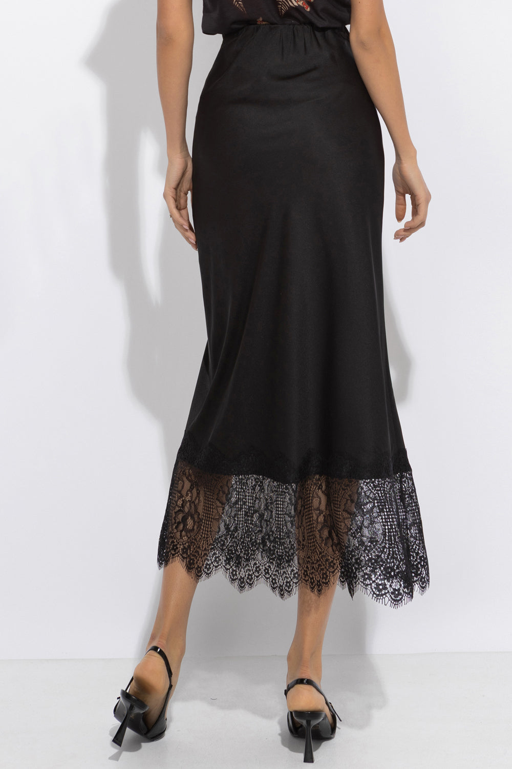 FLARED SKIRT WITH LACE TRIM IN BLACK - ESSENTIALS JIORO РАЗКРОЕНА ПОЛА С ДАНТЕЛЕН КАНТ В ЧЕРНО – ESSENTIALS JIORO