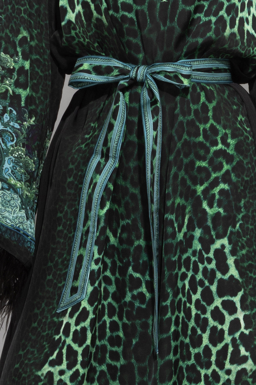 CAFTAN EN SATIN DE VISCOSE À PLUMES - VERT FLUO LEO