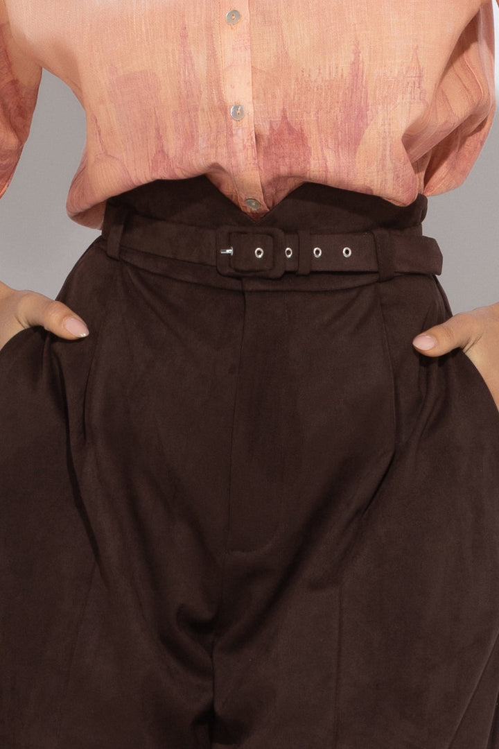 HIGH-WAISTED WIDE-LEG PANTS IN SUEDE-EFFECT DARK BROWN - ESSENTIALS JIORO ПАНТАЛОН С ВИСОКА ТАЛИЯ И ШИРОКИ КРАЧОЛИ С ЕФЕКТ НА ВЕЛУР В КАФЯВО - ESSENTIALS JIORO
