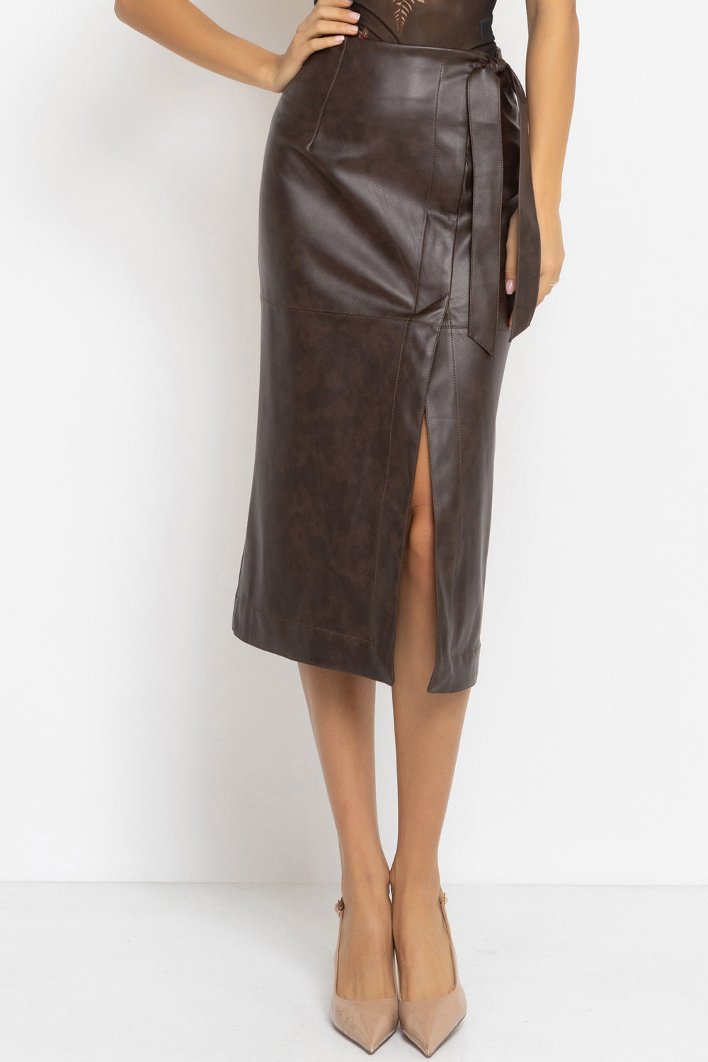 ASYMMETRIC A-LINE SKIRT IN LEATHER-EFFECT BROWN - ESSENTIALS JIORO АСИМЕТРИЧНА ПОЛА А-ЛИНИЯ С ЕФЕКТ НА КОЖА В КАФЯВО - ESSENTIALS JIORO