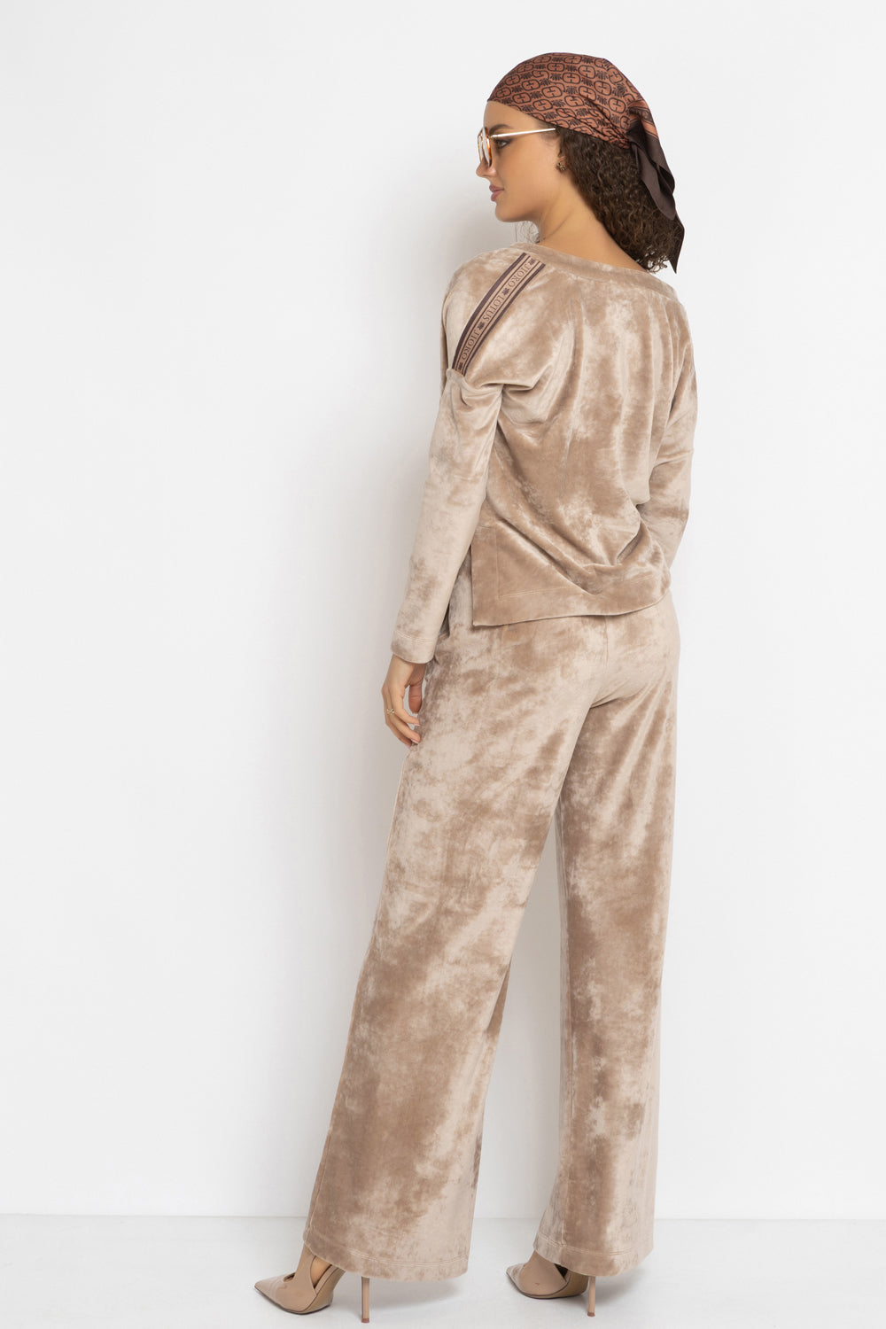 LOOSE SQUARE-CUT VELVET BLOUSE IN BEIGE - ESSENTIALS JIORO СВОБОДНА БЛУЗА ОТ КАДИФЕ В БЕЖОВО - ESSENTIALS JIORO