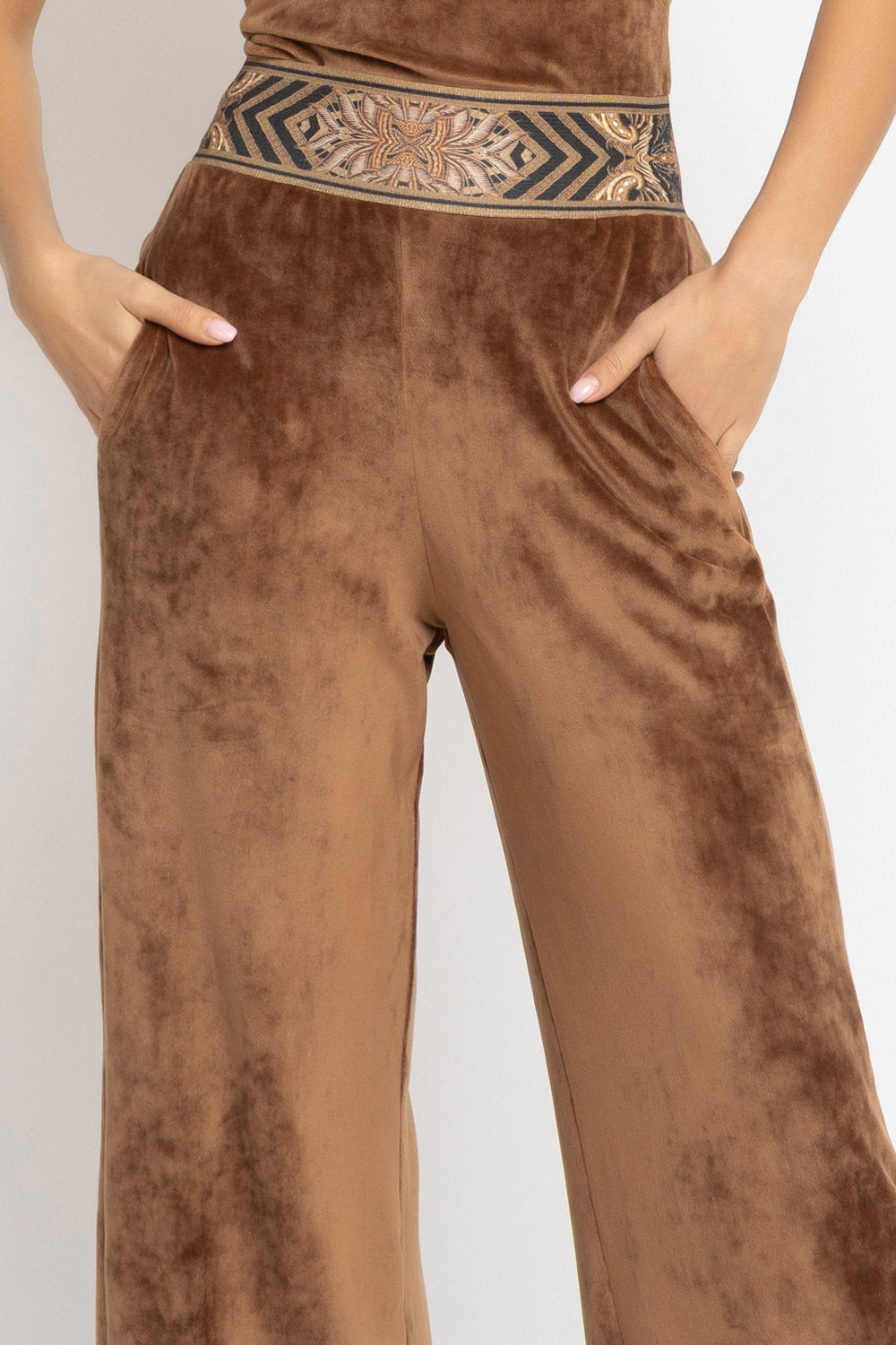 VELVET WIDE-LEG TROUSERS WITH ELASTIC WAIST IN CAMEL - ESSENTIALS JIORO ПАНТАЛОН ОТ КАДИФЕ С ШИРОК КРАЧОЛ И ЛАСТИК В ТАЛИЯ В КАМЕЛ - ESSENTIALS JIORO
