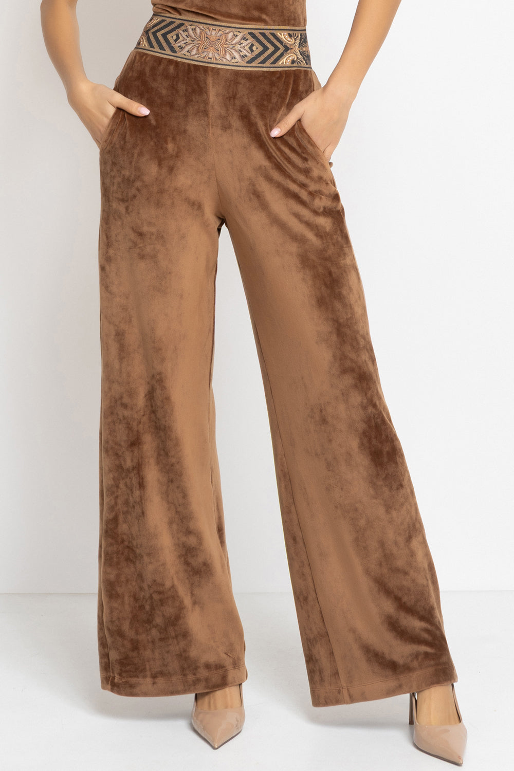 VELVET WIDE-LEG TROUSERS WITH ELASTIC WAIST IN CAMEL - ESSENTIALS JIORO ПАНТАЛОН ОТ КАДИФЕ С ШИРОК КРАЧОЛ И ЛАСТИК В ТАЛИЯ В КАМЕЛ - ESSENTIALS JIORO