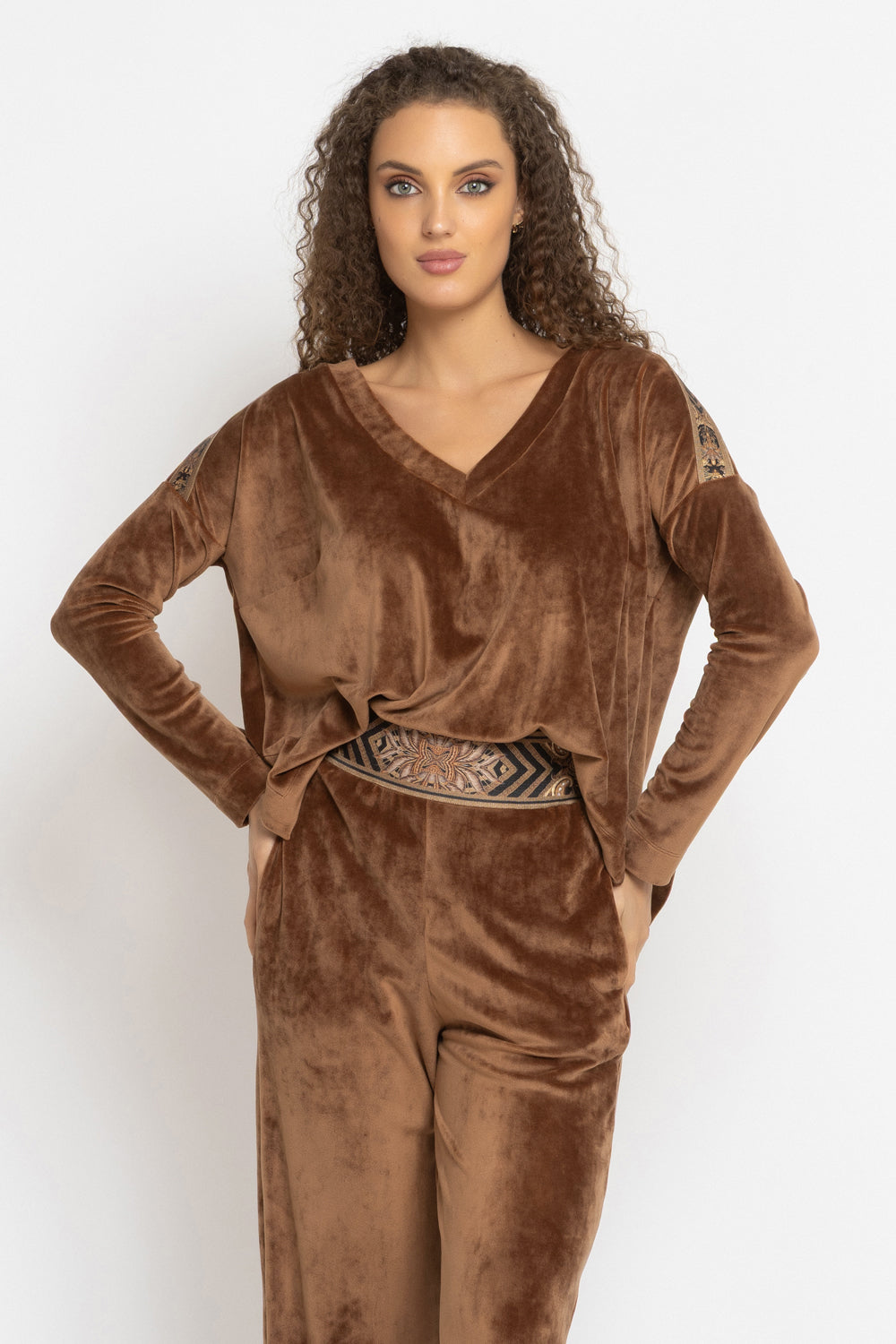 LOOSE SQUARE-CUT VELVET BLOUSE IN CAMEL - ESSENTIALS JIORO СВОБОДНА БЛУЗА ОТ КАДИФЕ В ЦВЯТ КАМЕЛ - ESSENTIALS JIORO