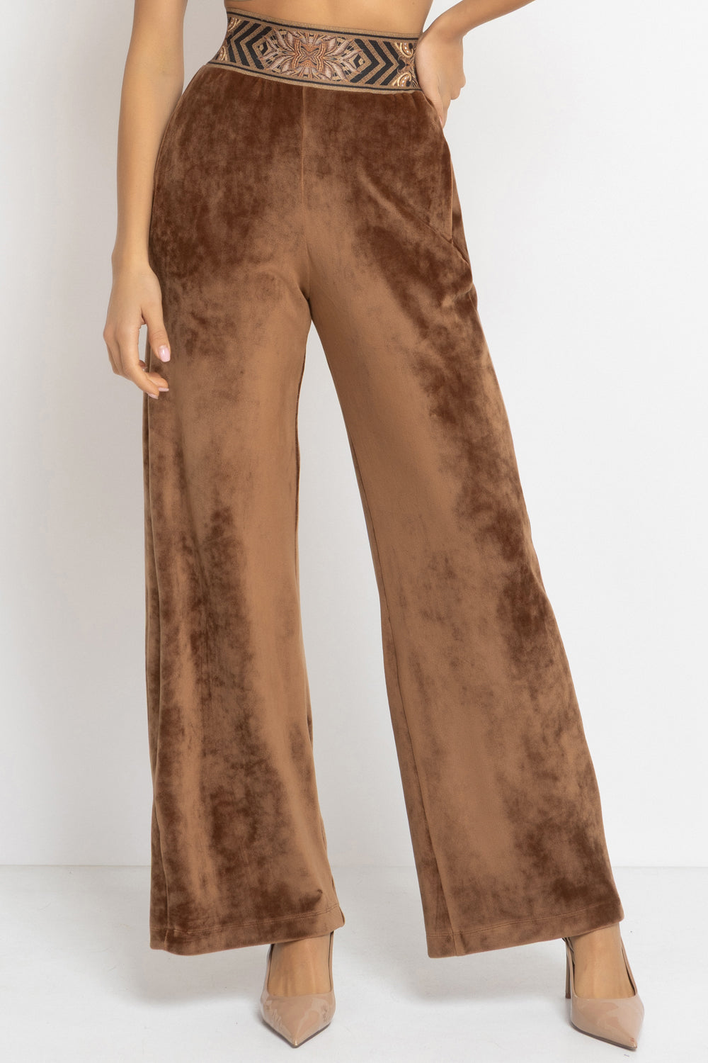 VELVET WIDE-LEG TROUSERS WITH ELASTIC WAIST IN CAMEL - ESSENTIALS JIORO ПАНТАЛОН ОТ КАДИФЕ С ШИРОК КРАЧОЛ И ЛАСТИК В ТАЛИЯ В КАМЕЛ - ESSENTIALS JIORO