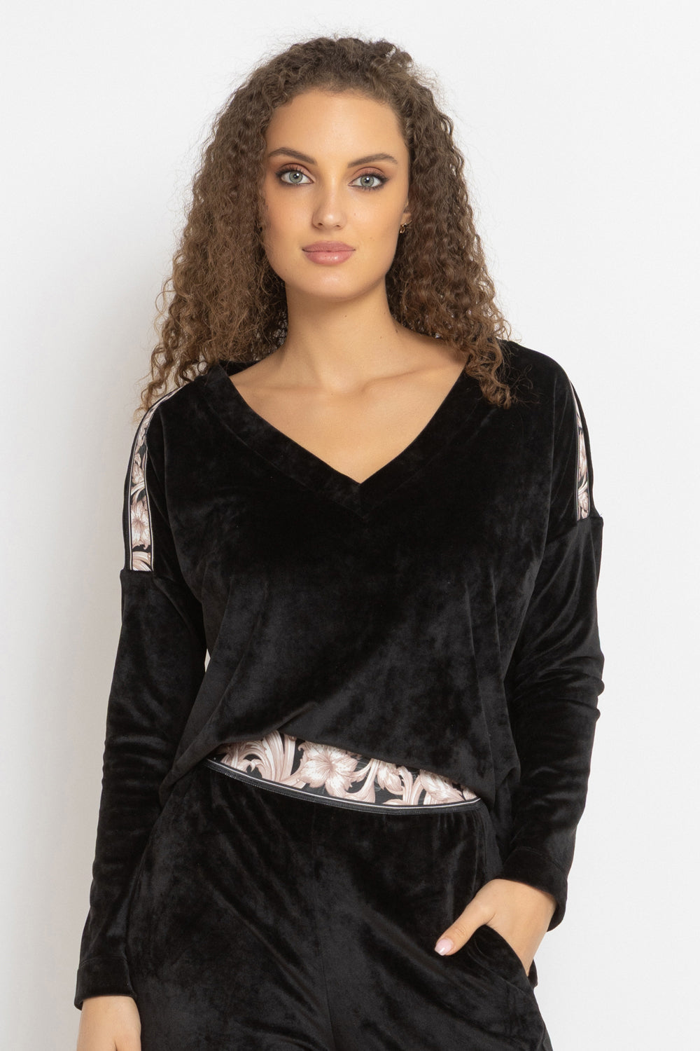 LOOSE SQUARE-CUT VELVET BLOUSE IN BLACK - ESSENTIALS JIORO СВОБОДНА БЛУЗА ОТ КАДИФЕ В ЧЕРНО - ESSENTIALS JIORO