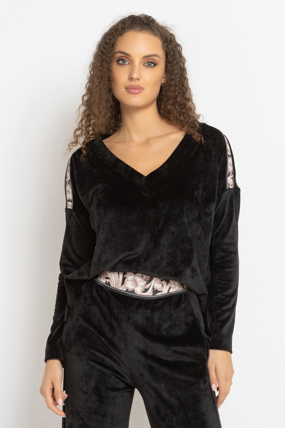 LOOSE SQUARE-CUT VELVET BLOUSE IN BLACK - ESSENTIALS JIORO СВОБОДНА БЛУЗА ОТ КАДИФЕ В ЧЕРНО - ESSENTIALS JIORO