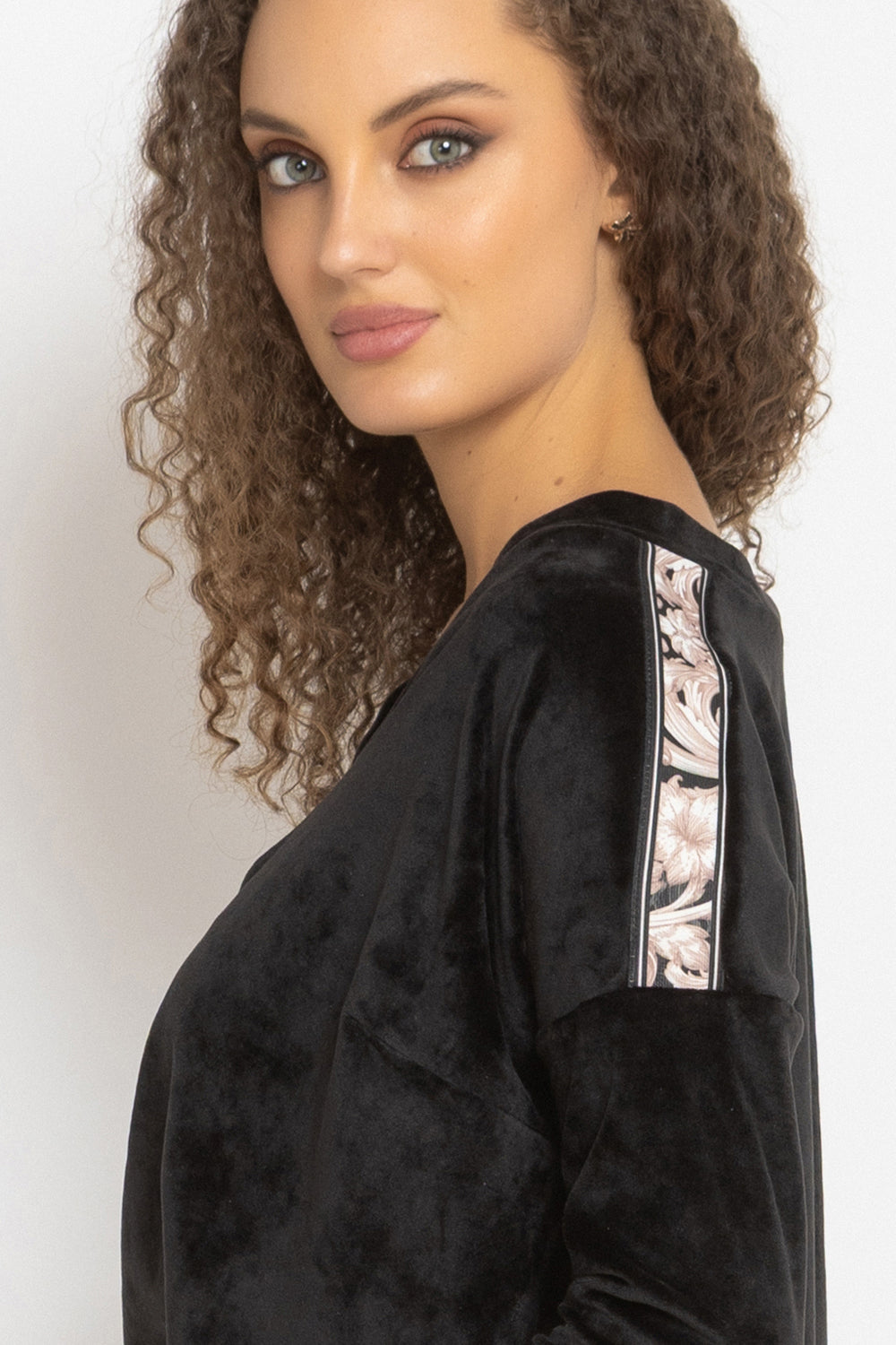 LOOSE SQUARE-CUT VELVET BLOUSE IN BLACK - ESSENTIALS JIORO СВОБОДНА БЛУЗА ОТ КАДИФЕ В ЧЕРНО - ESSENTIALS JIORO