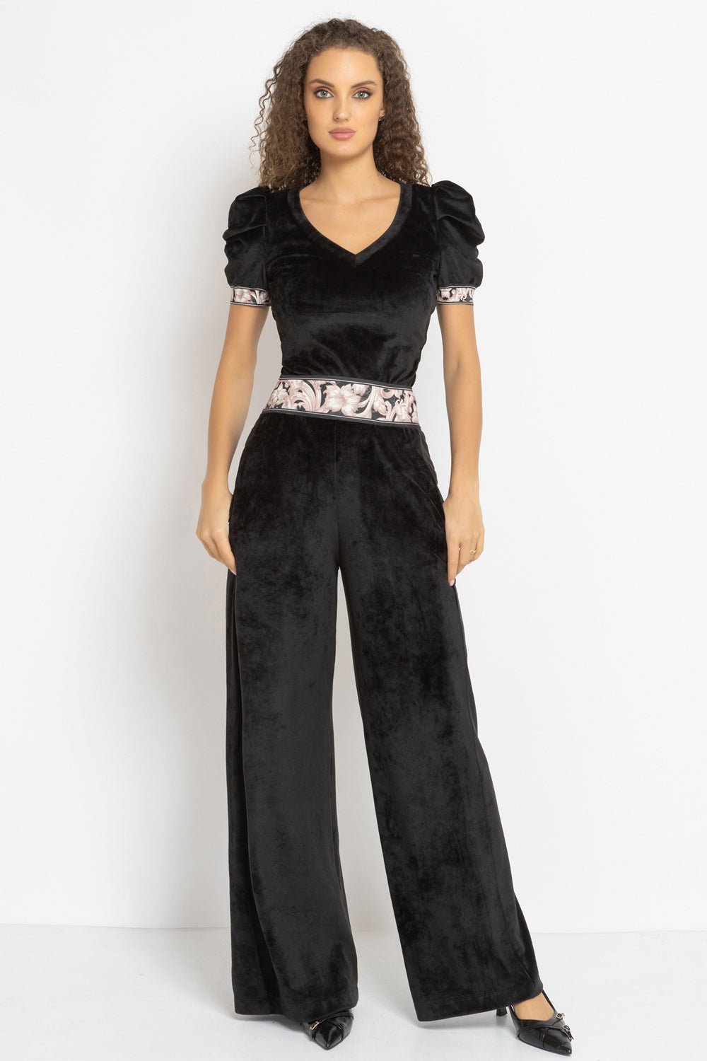 VELVET BLOUSE WITH PUFF SLEEVES AND V-NECKLINE IN BLACK - ESSENTIALS JIORO БЛУЗА ОТ КАДИФЕ С НАБРАН КЪС РЪКАВ И V ДЕКОЛТЕ В ЧЕРНО - ESSENTIALS JIORO