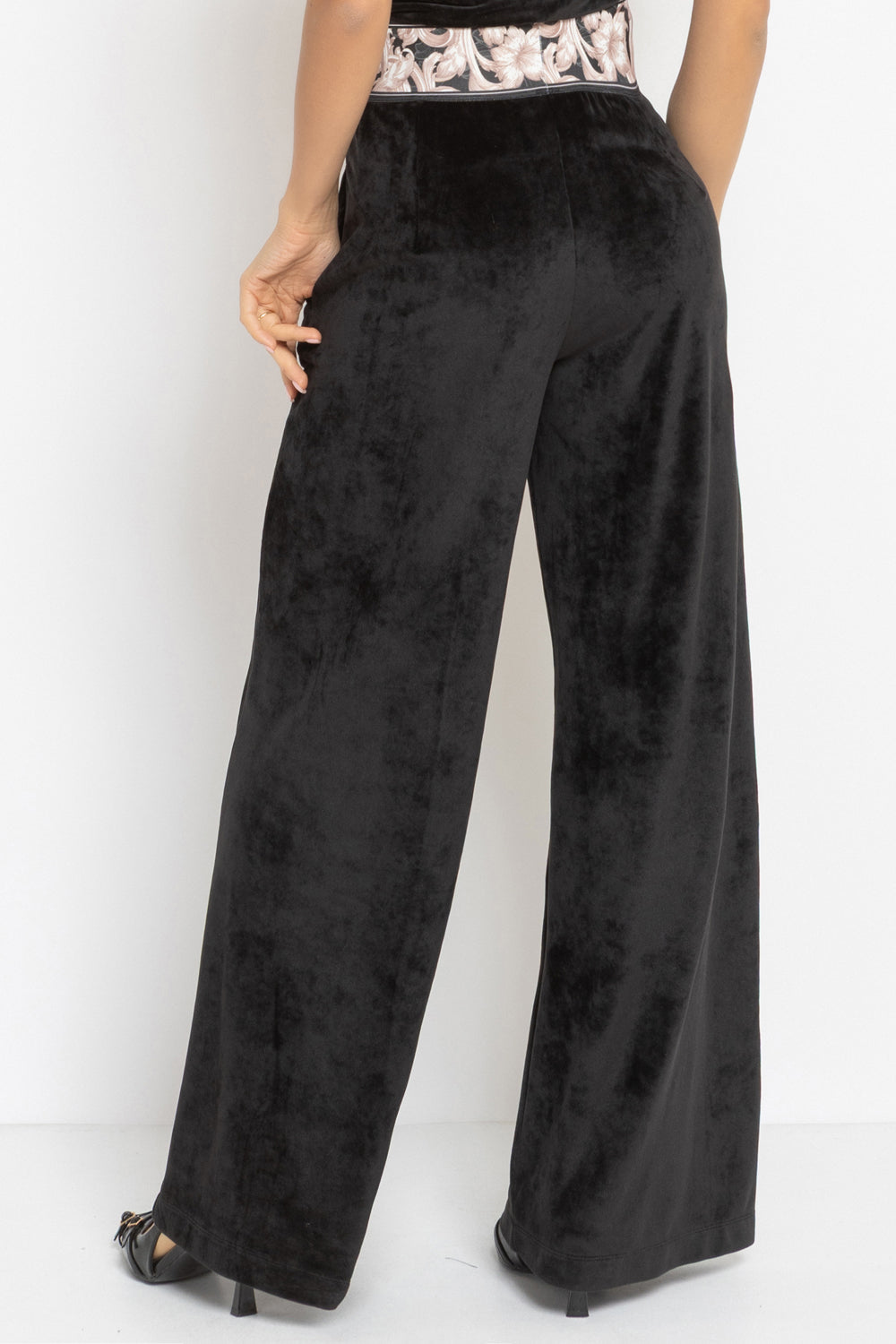 VELVET WIDE-LEG TROUSERS WITH ELASTIC WAIST IN BLACK - ESSENTIALS JIORO ПАНТАЛОН ОТ КАДИФЕ С ШИРОК КРАЧОЛ И ЛАСТИК В ТАЛИЯ В ЧЕРНО - ESSENTIALS JIORO