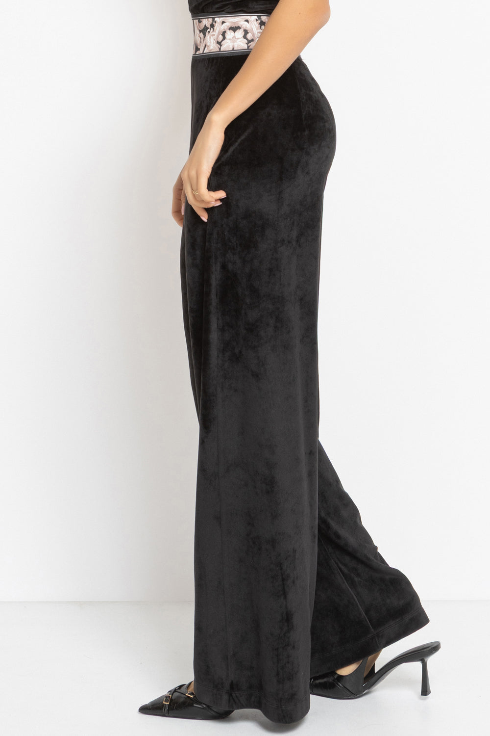 VELVET WIDE-LEG TROUSERS WITH ELASTIC WAIST IN BLACK - ESSENTIALS JIORO ПАНТАЛОН ОТ КАДИФЕ С ШИРОК КРАЧОЛ И ЛАСТИК В ТАЛИЯ В ЧЕРНО - ESSENTIALS JIORO