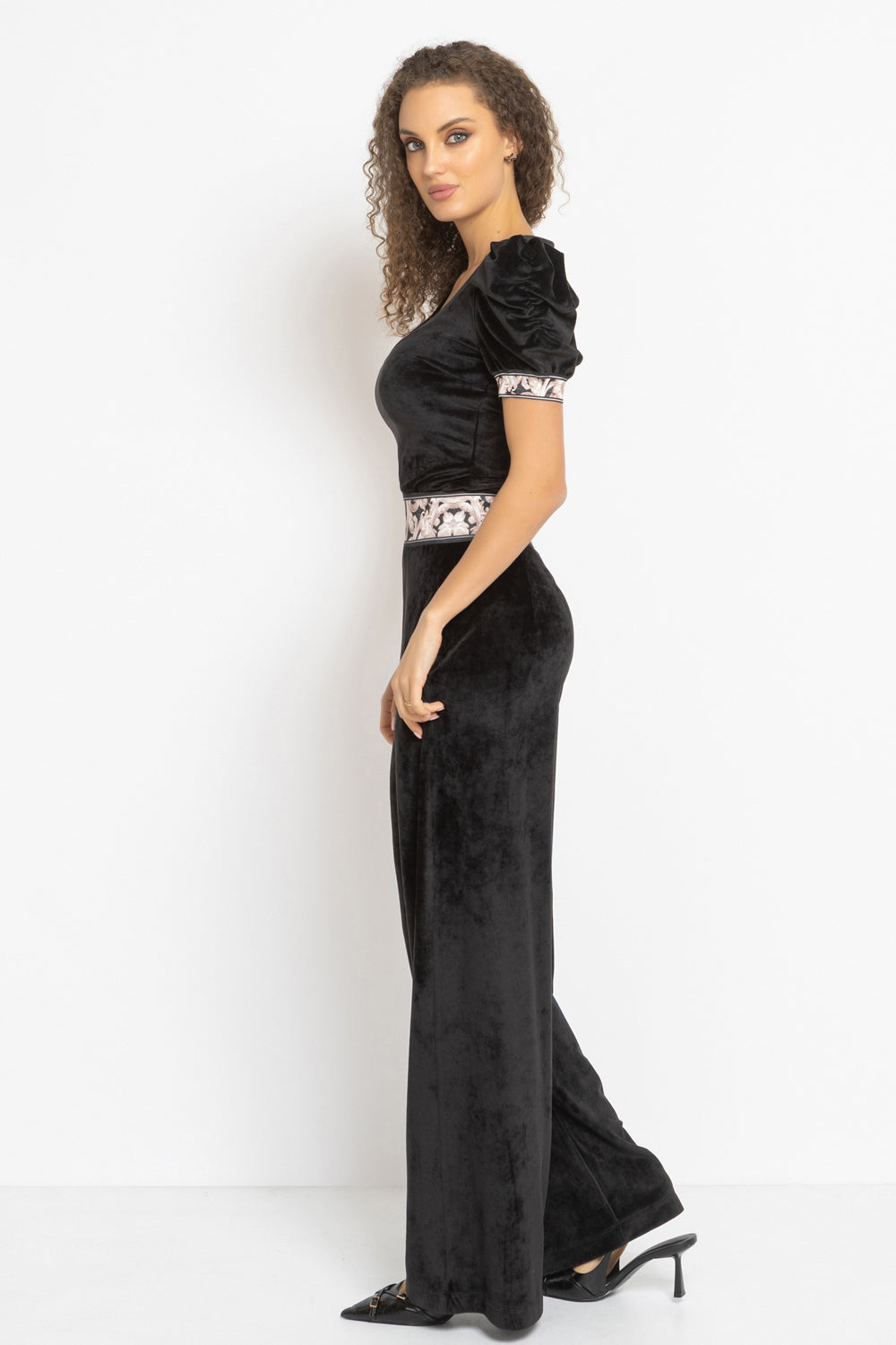 VELVET BLOUSE WITH PUFF SLEEVES AND V-NECKLINE IN BLACK - ESSENTIALS JIORO БЛУЗА ОТ КАДИФЕ С НАБРАН КЪС РЪКАВ И V ДЕКОЛТЕ В ЧЕРНО - ESSENTIALS JIORO