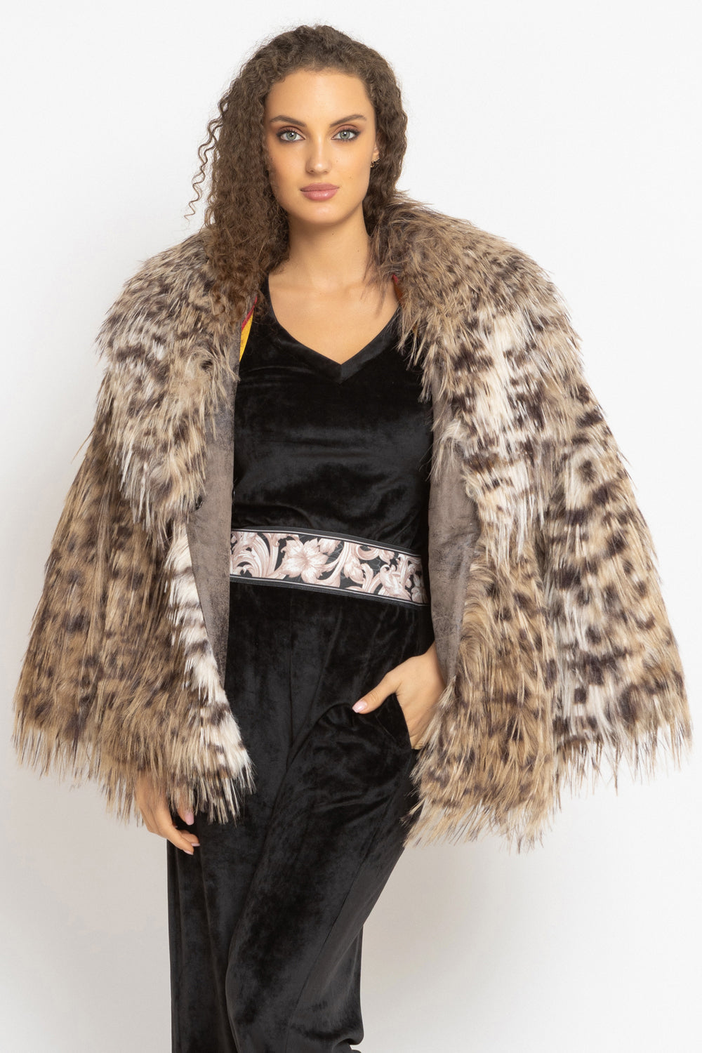 VELVET BLOUSE WITH PUFF SLEEVES AND V-NECKLINE IN BLACK - ESSENTIALS JIORO БЛУЗА ОТ КАДИФЕ С НАБРАН КЪС РЪКАВ И V ДЕКОЛТЕ В ЧЕРНО - ESSENTIALS JIORO