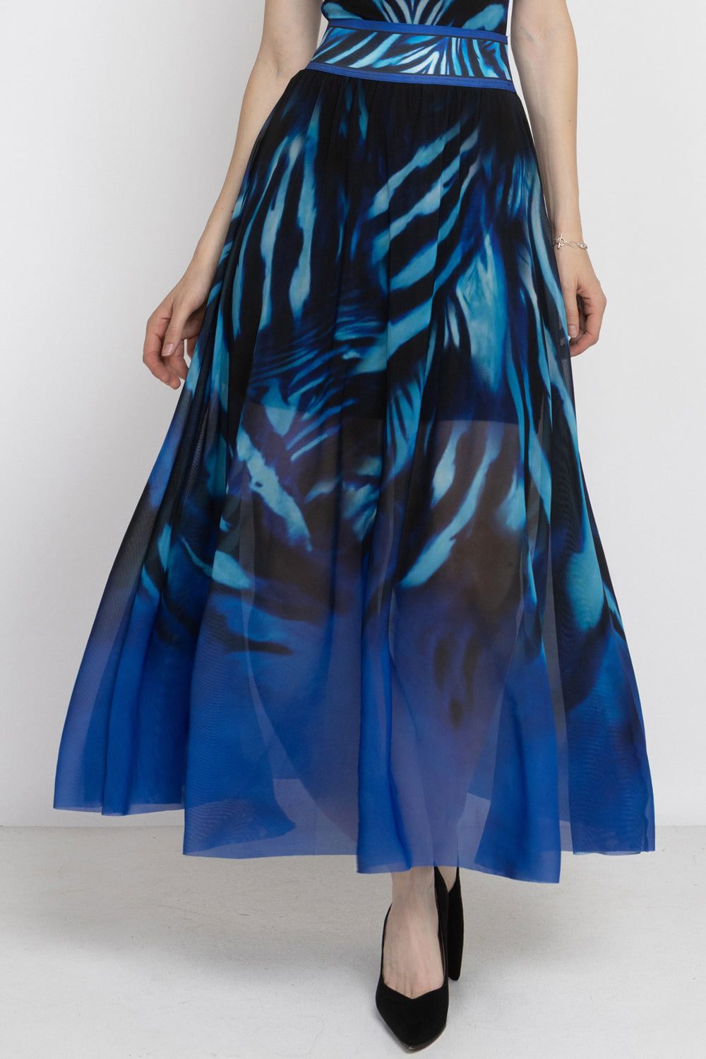 FLARED MESH SKIRT WITH MODAL LINING - SHADES OF BLUE JIORO ДЪЛГА ПОЛА ОТ МРЕЖА С ПОДПЛАТА ОТ МОДАЛ - SHADES OF BLUE JIORO 