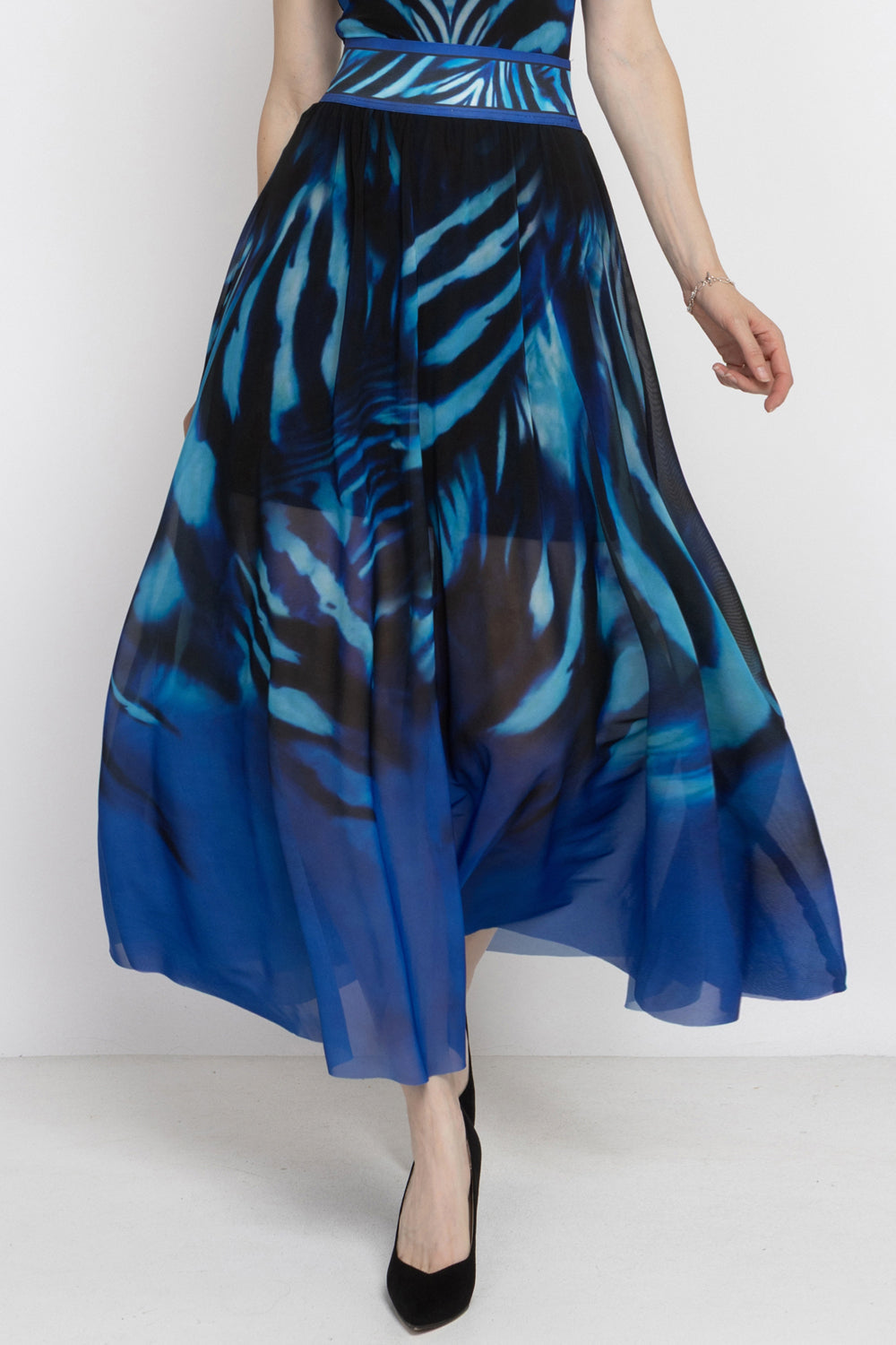 FLARED MESH SKIRT WITH MODAL LINING - SHADES OF BLUE JIORO ДЪЛГА ПОЛА ОТ МРЕЖА С ПОДПЛАТА ОТ МОДАЛ - SHADES OF BLUE JIORO 