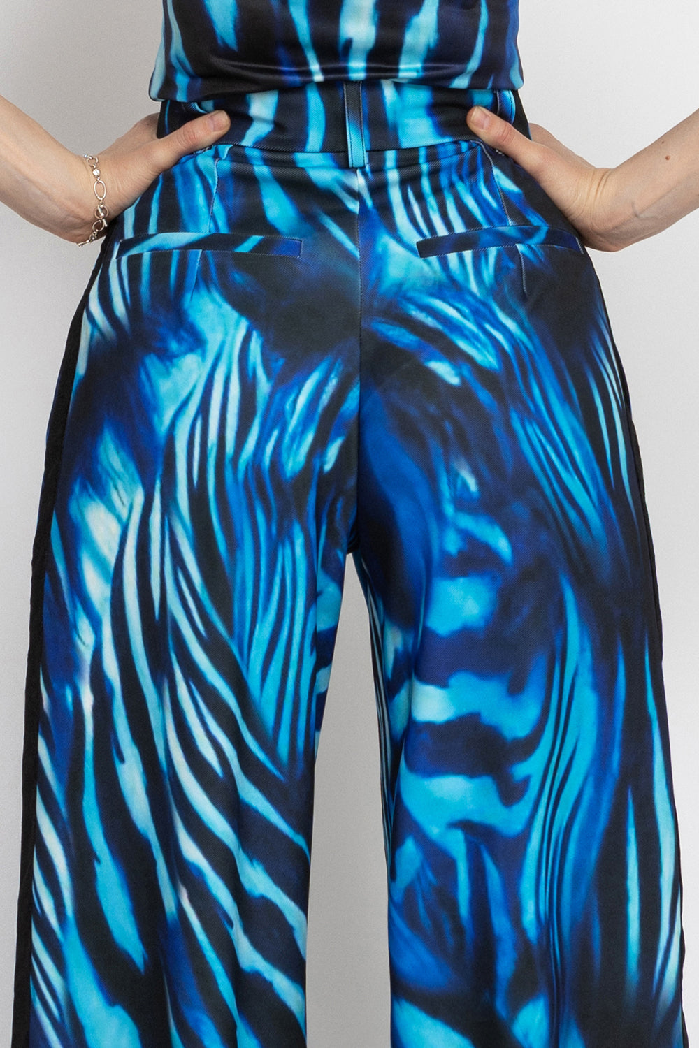 PLEATED WIDE-LEG VISCOSE PANTS - SHADES OF BLUE