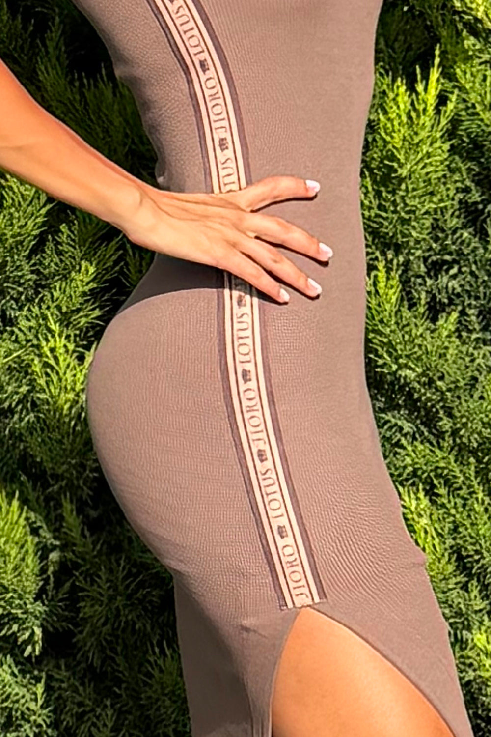 ROBE MIDI EN COTON AVEC ÉPAULES ET BRETELLES ASYMÉTRIQUES, LOGO MOUSSE MOCHA - ESSENTIALS