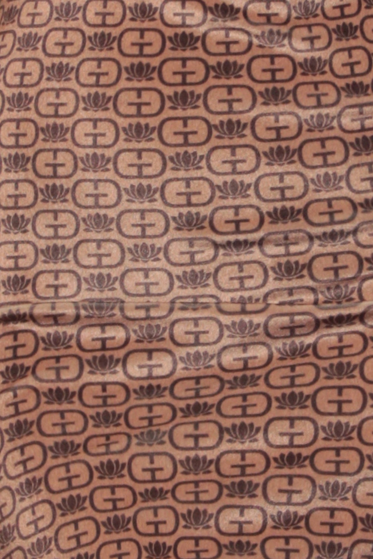 FITTED DRESS MADE OF SMOOTH VELVET - DARK BROWN LOGO JIORO ВТАЛЕНА РОКЛЯ ОТ КАДИФЕ С ВИСОКА ЯКА - DARK BROWN LOGO JIORO