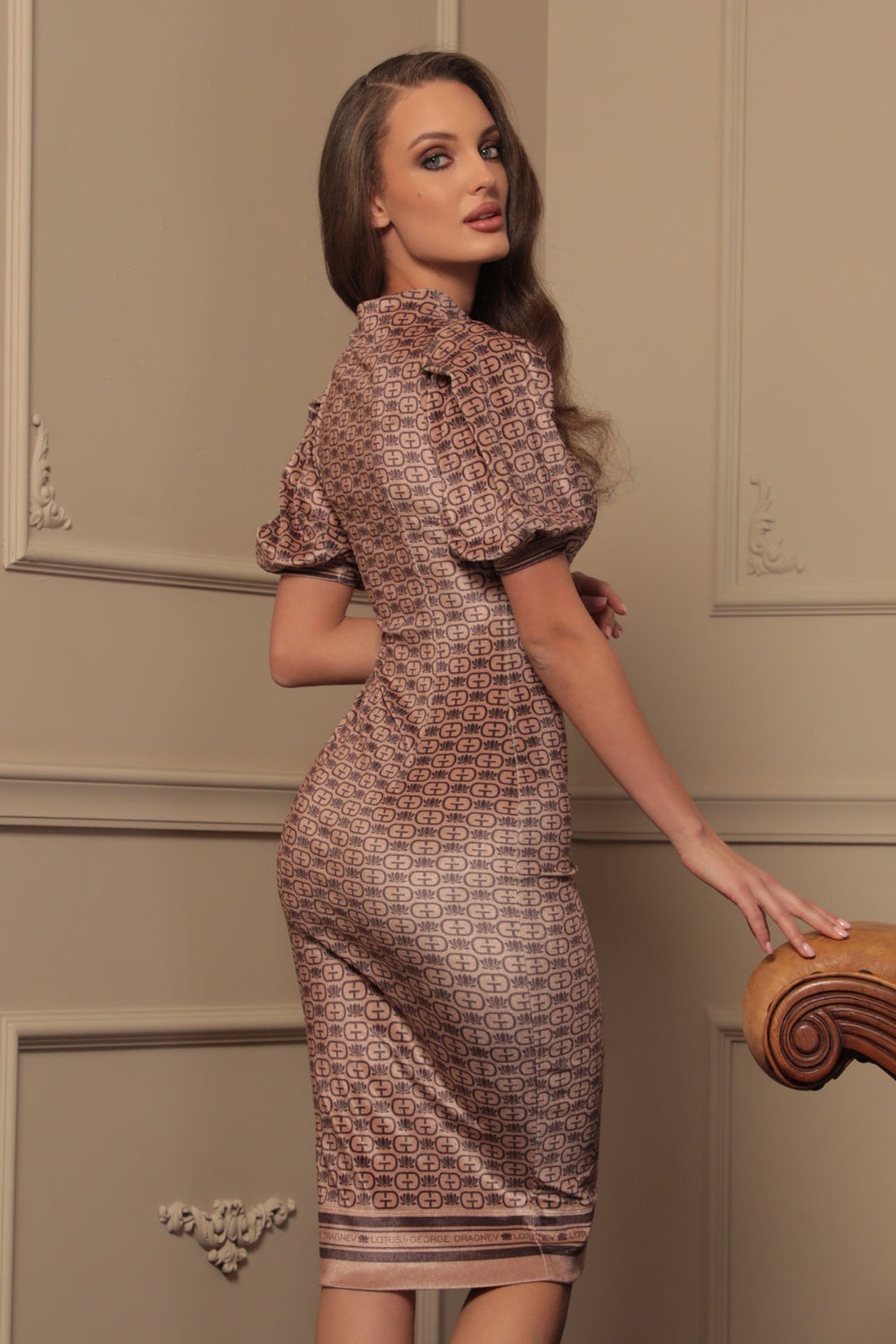 FITTED DRESS MADE OF SMOOTH VELVET - DARK BROWN LOGO JIORO ВТАЛЕНА РОКЛЯ ОТ КАДИФЕ С ВИСОКА ЯКА - DARK BROWN LOGO JIORO