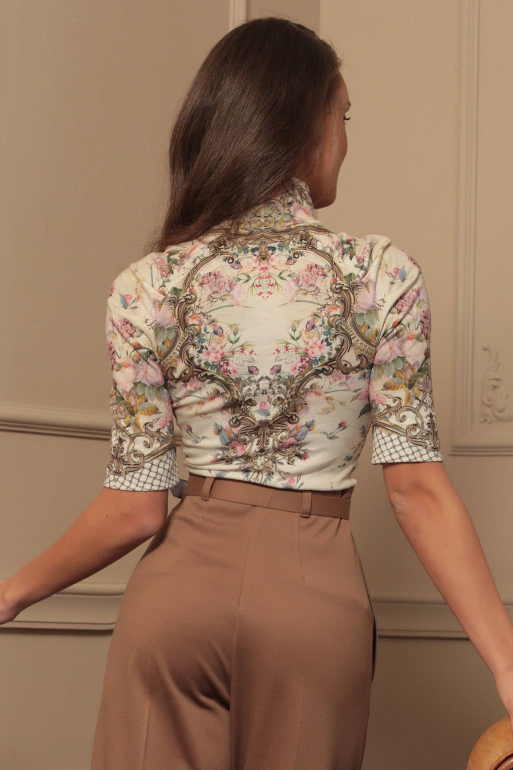 TOP WITH SHOULDER FRILLS - BAROQUE FLOWERS JIORO ТОП С ЕФЕКТЕН РЕГЛАН РЪКАВ - BAROQUE FLOWERS JIORO