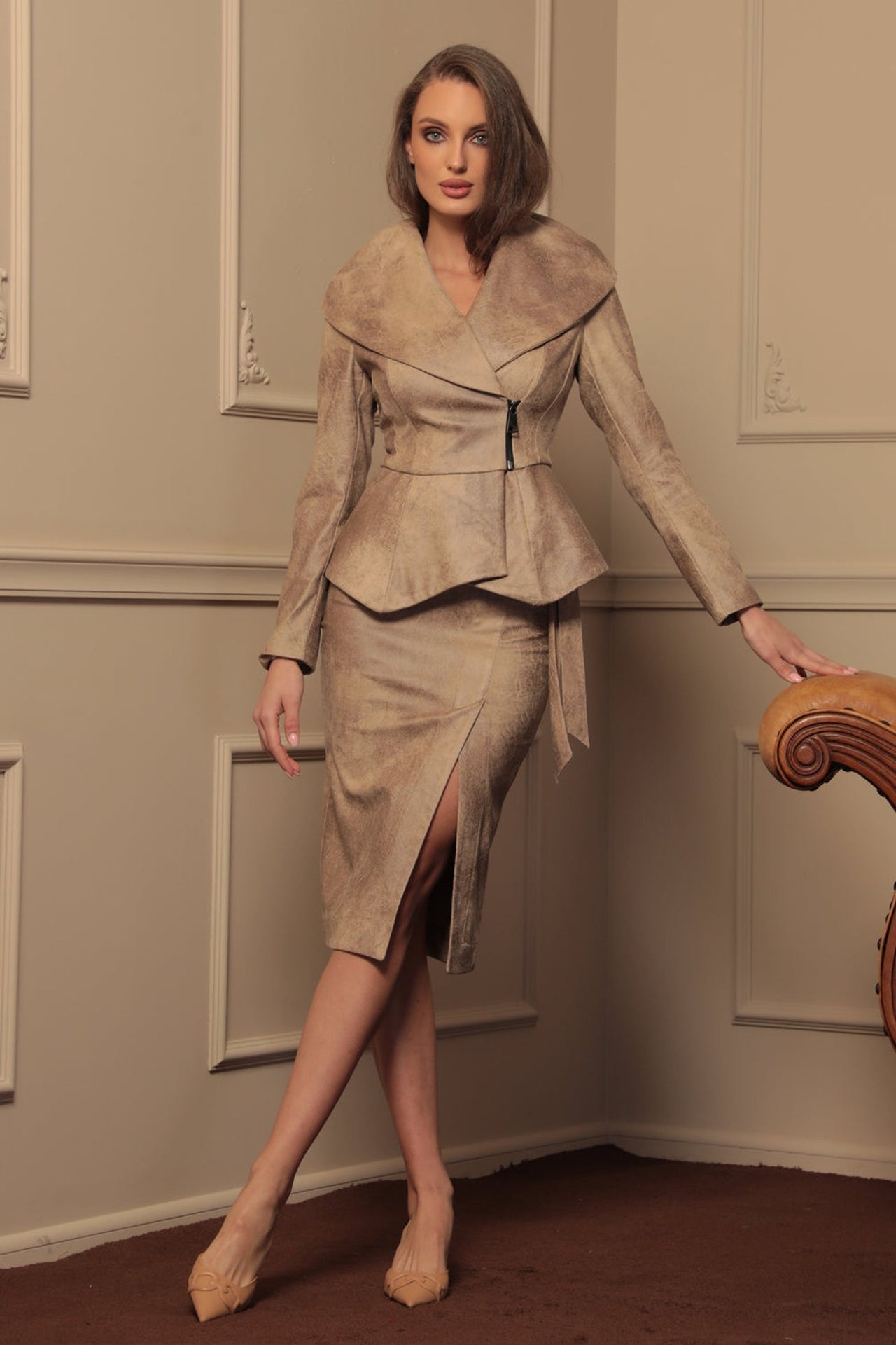 SUEDE-LOOK BLAZER WITH ASYMMETRICAL CLOSURE IN CAPPUCINO- ESSENTIALS JIORO БЛЕЙЗЕР С ШАЛ ЯКА ОТ ВЕЛУР В ЦВЯТ КАПУЧИНО - ESSENTIALS JIORO