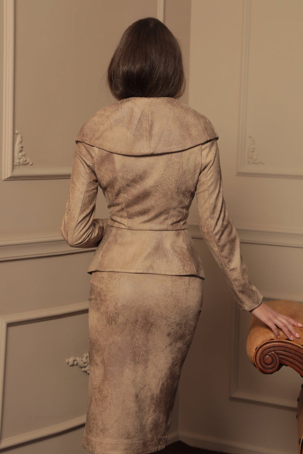 BLAZER ASPECT DAIM À FERMETURE ASYMÉTRIQUE EN CAPPUCINO - ESSENTIALS