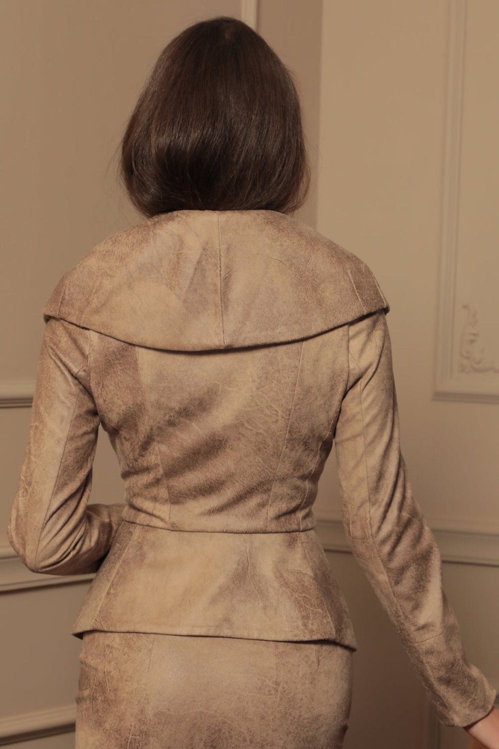 SUEDE-LOOK BLAZER WITH ASYMMETRICAL CLOSURE IN CAPPUCINO- ESSENTIALS JIORO БЛЕЙЗЕР С ШАЛ ЯКА ОТ ВЕЛУР В ЦВЯТ КАПУЧИНО - ESSENTIALS JIORO