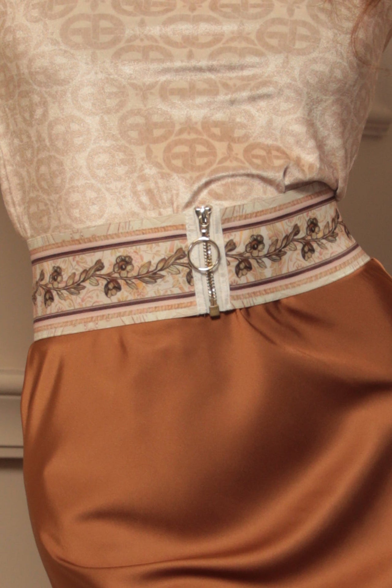 BLOUSE WITH PUFF SLEEVES AND V-NECKLINE - IVORY LOGO JIORO БЛУЗА С КЪС БУФАН РЪКАВ И V-ДЕКОЛТЕ - IVORY LOGO JIORO