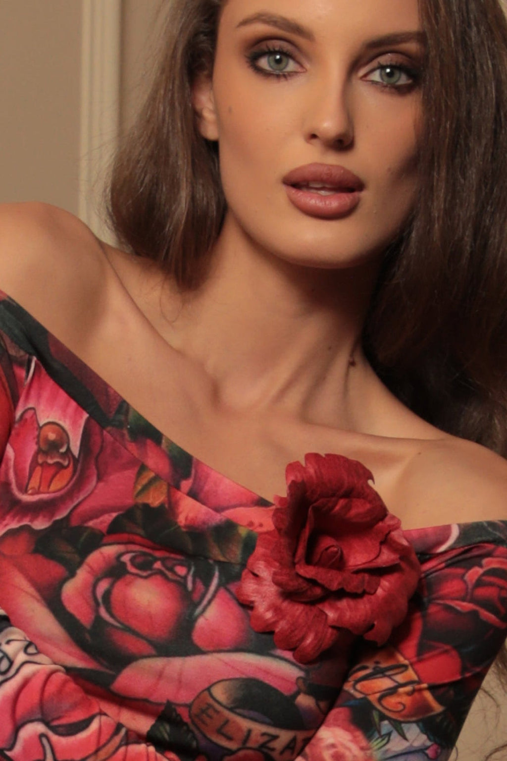 MEDIUM SUEDE-LOOK RED ROSE BROOCH JIORO РЪЧНО ИЗРАБОТЕНА БРОШКА ОТ ВЕЛУР СРЕДНО ЦВЕТЕ В ЧЕРВЕНО JIORO