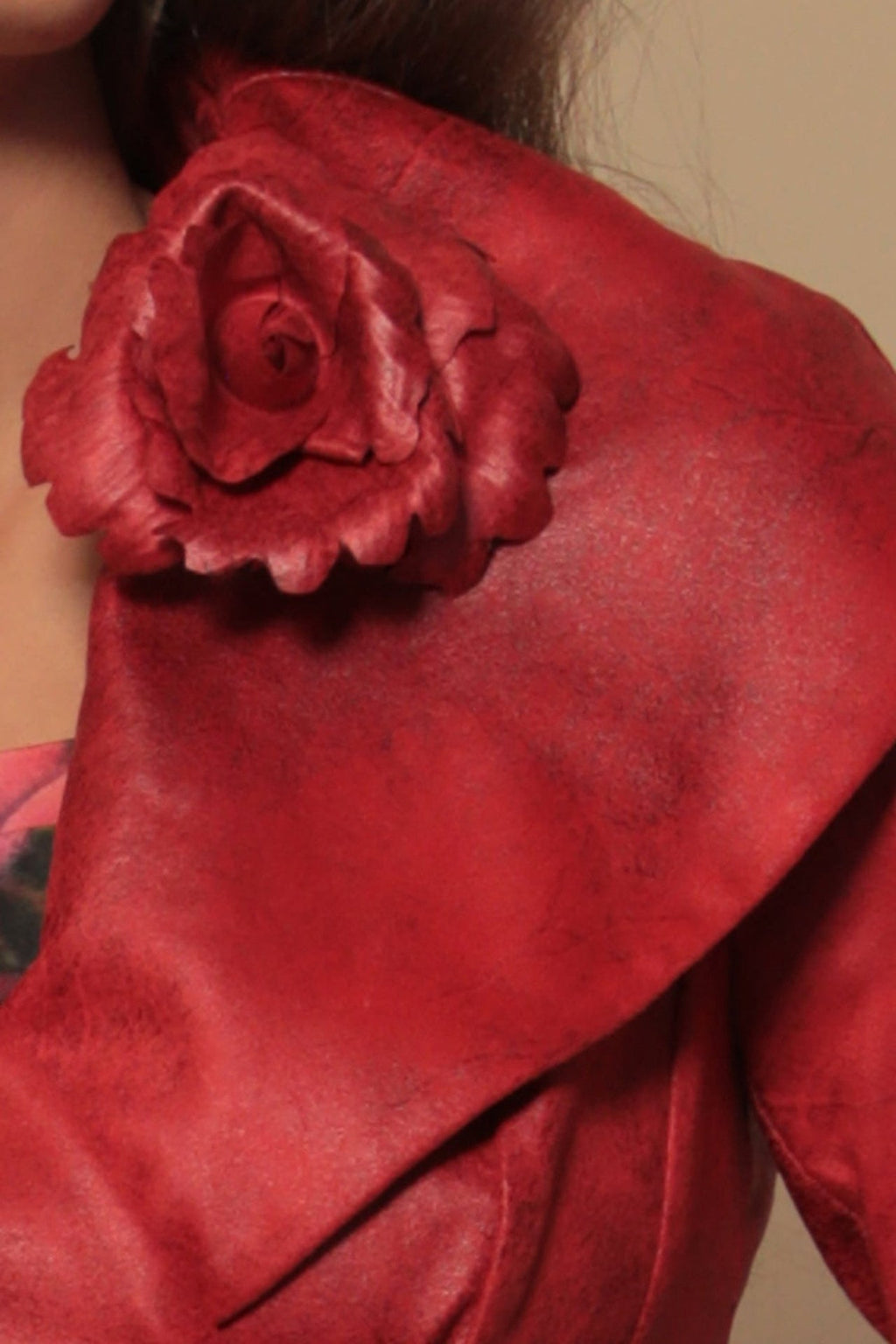 MEDIUM SUEDE-LOOK RED ROSE BROOCH JIORO РЪЧНО ИЗРАБОТЕНА БРОШКА ОТ ВЕЛУР СРЕДНО ЦВЕТЕ В ЧЕРВЕНО JIORO