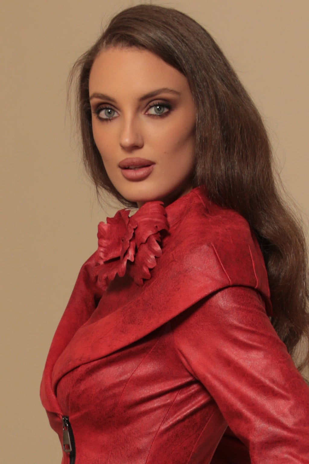 MEDIUM SUEDE-LOOK RED ROSE BROOCH JIORO РЪЧНО ИЗРАБОТЕНА БРОШКА ОТ ВЕЛУР СРЕДНО ЦВЕТЕ В ЧЕРВЕНО JIORO