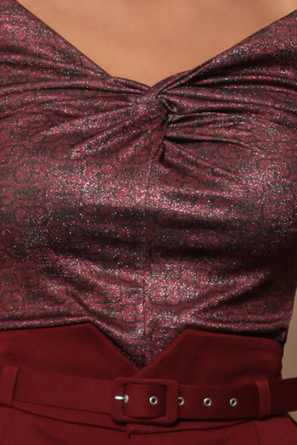 TOP S OKRÚTENÝM DETAILOM A DLHÝMI RUKÁVMI - BORDOVÉ LOGO